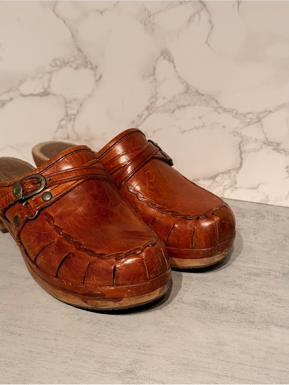1970s VINTAGE BRAZILIAN FANFARES. Leather Slip-On Mule Clogs in Cognac Brown.